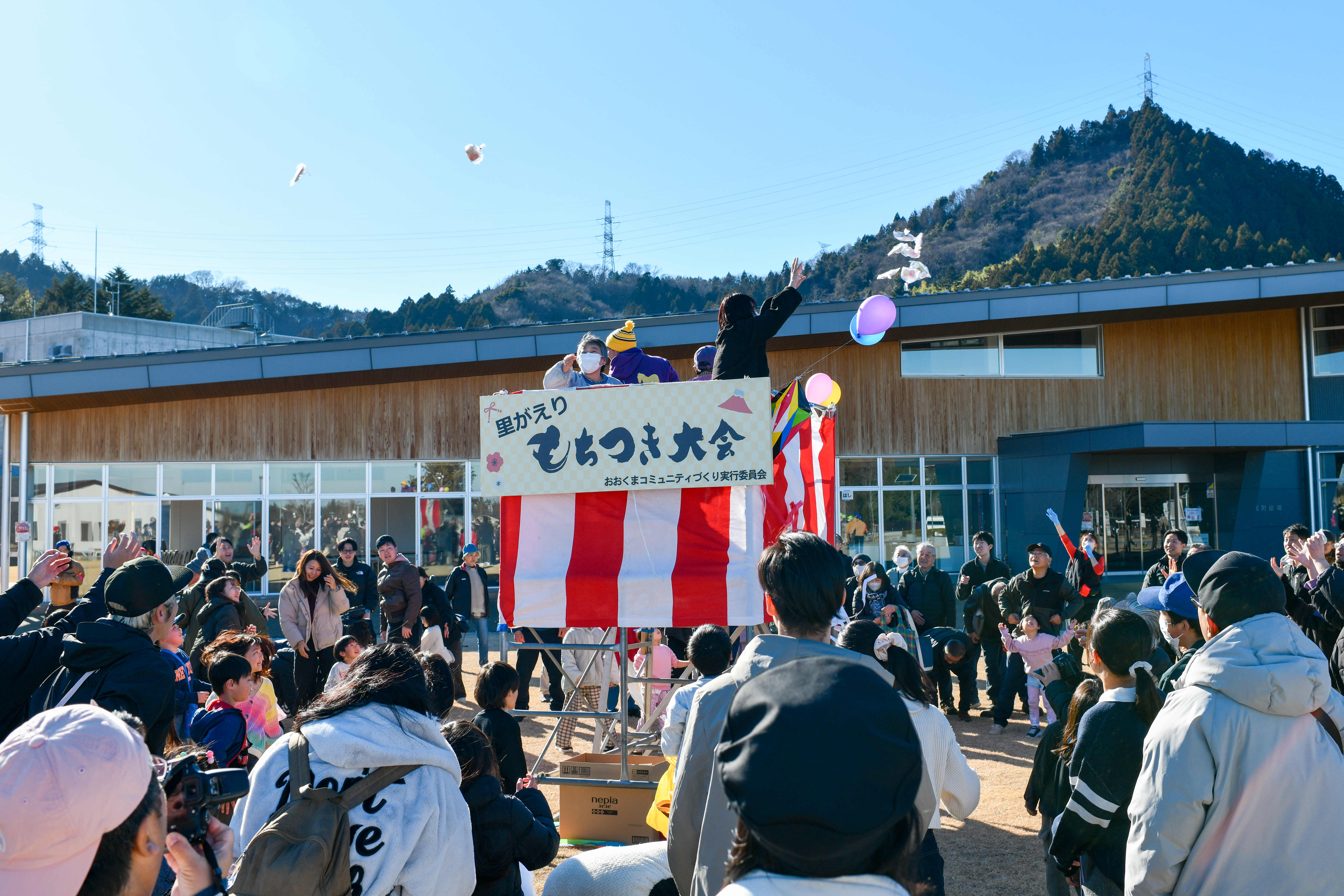 イベント最後には年男年女の方が抽選権付きの紅白もちを盛大にまきました。