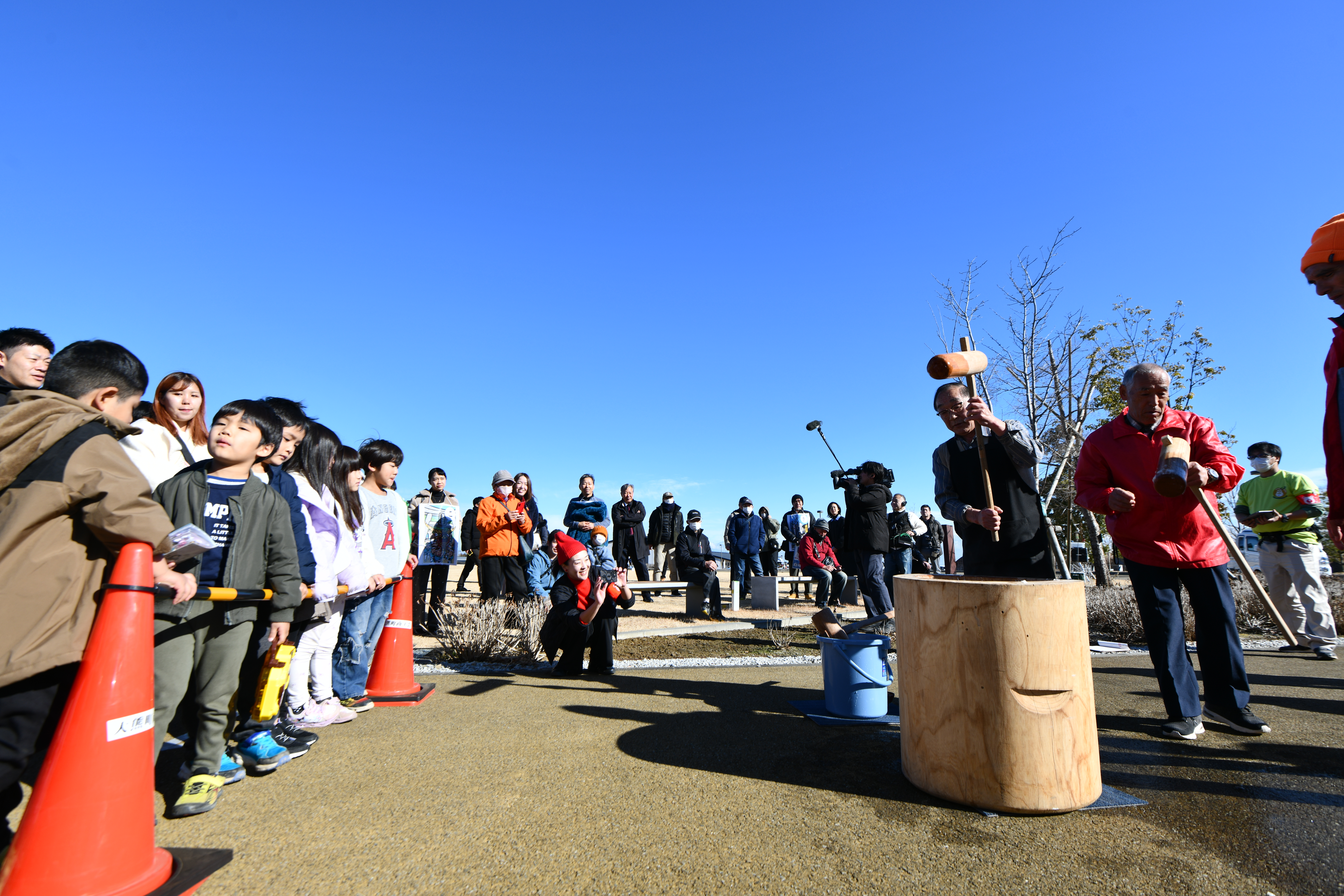 もちつき体験を前に、お手本を眺める子どもたち