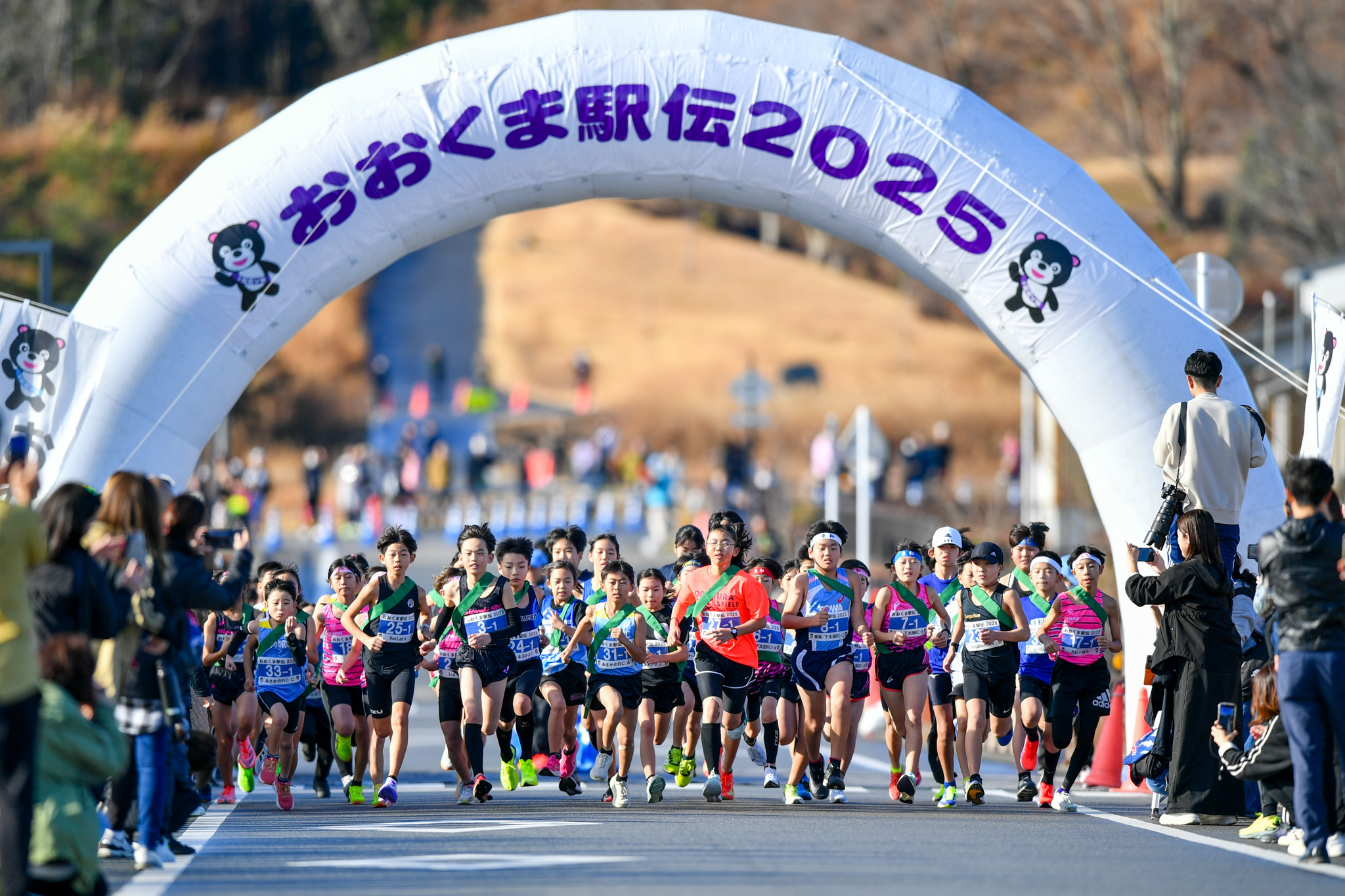 主催は町と教育委員会で、ふくしま駅伝前監督の渡辺隆弘さんが代表を務める「わたなべランニングクラブ」の協力を受けて運営されました。写真は小学生のスタートの様子で、選手たちがゲートから元気よく飛び出しました。