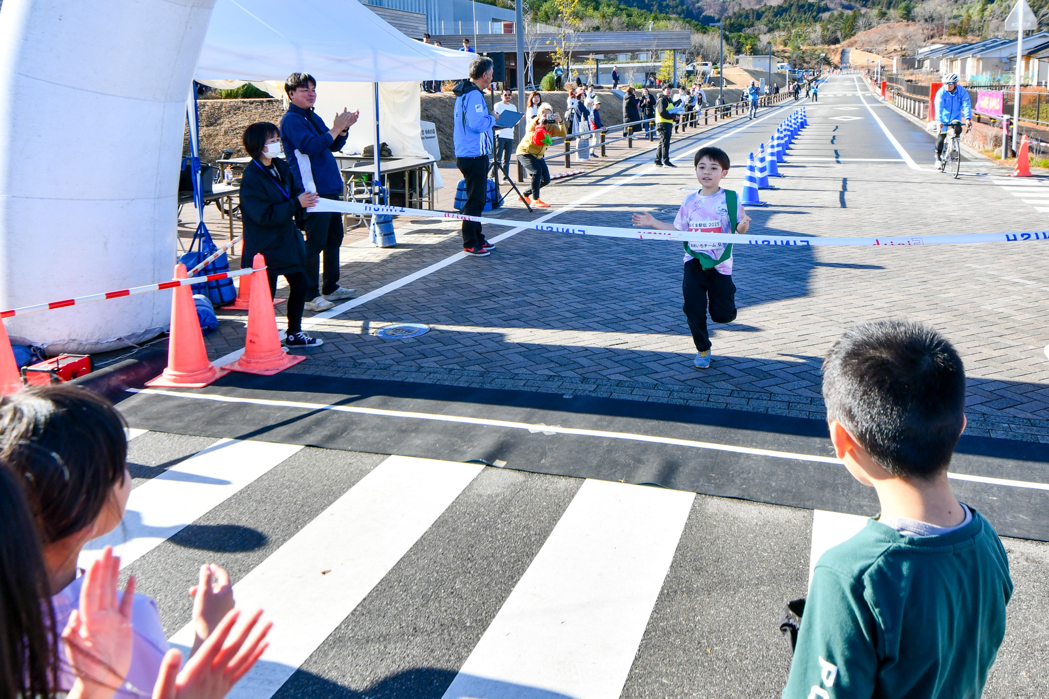 両手を広げてゴールに向かう選手を、仲間たちが拍手で迎えます。