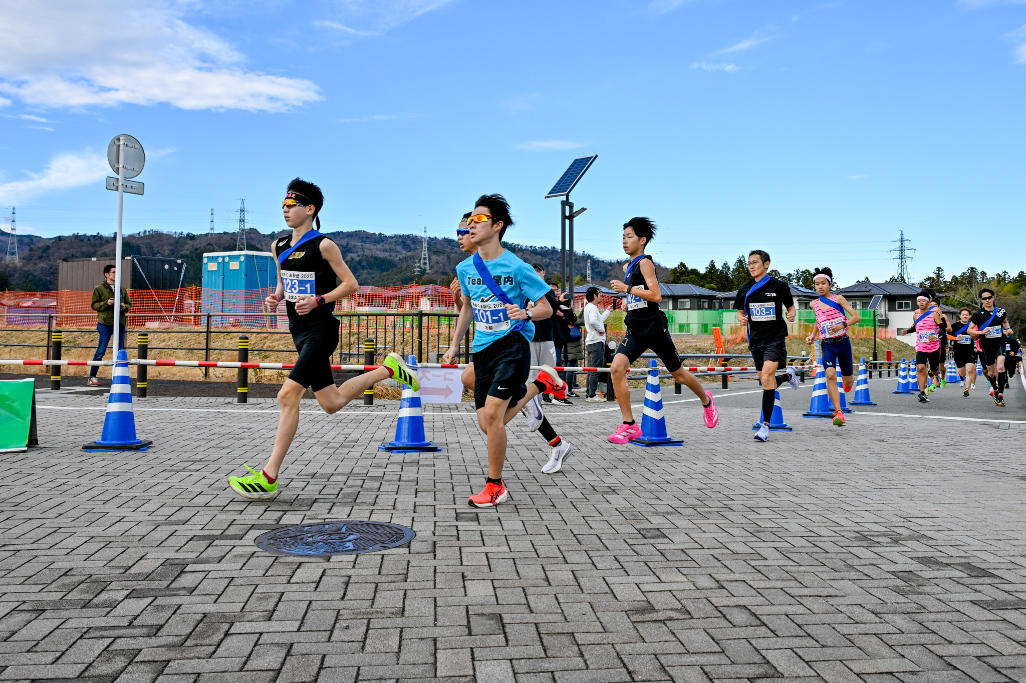 少しカーブのかかった区間を、一般の部の選手たちが途切れることなく走り抜けていきます。