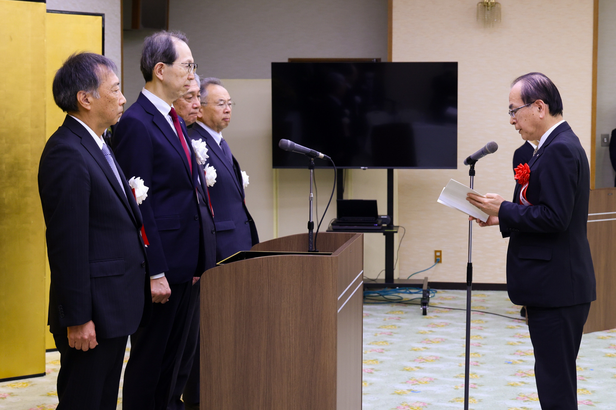 受賞者を代表してあいさつした吉田町長（右）