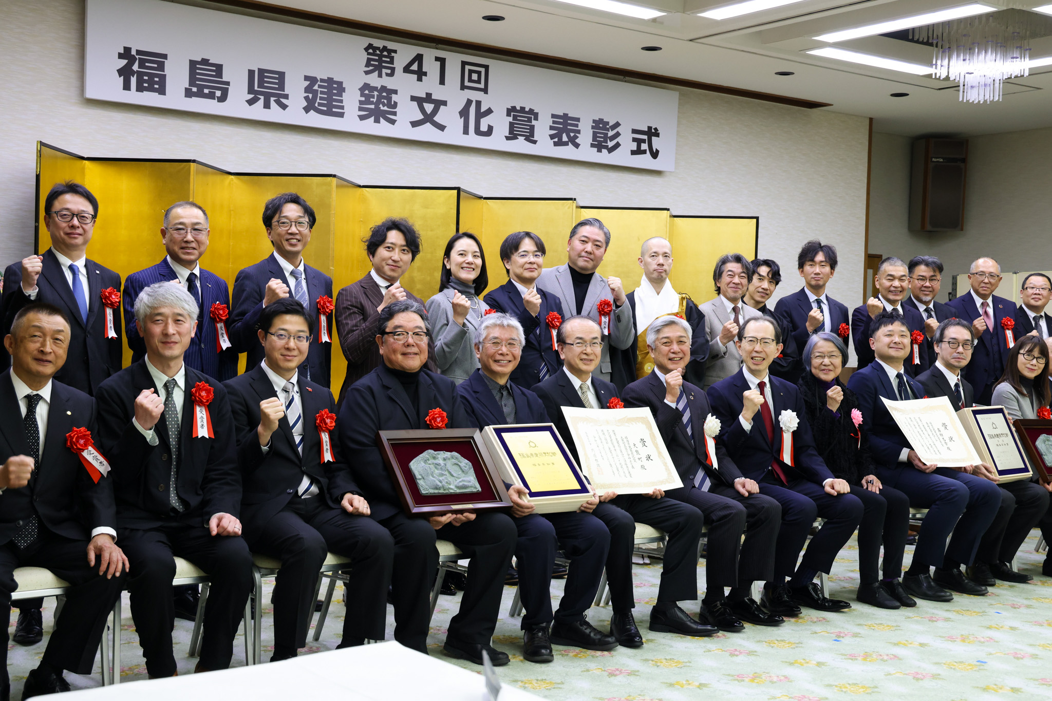 今年度の受賞者が一堂に会し、笑顔で記念撮影を行いました