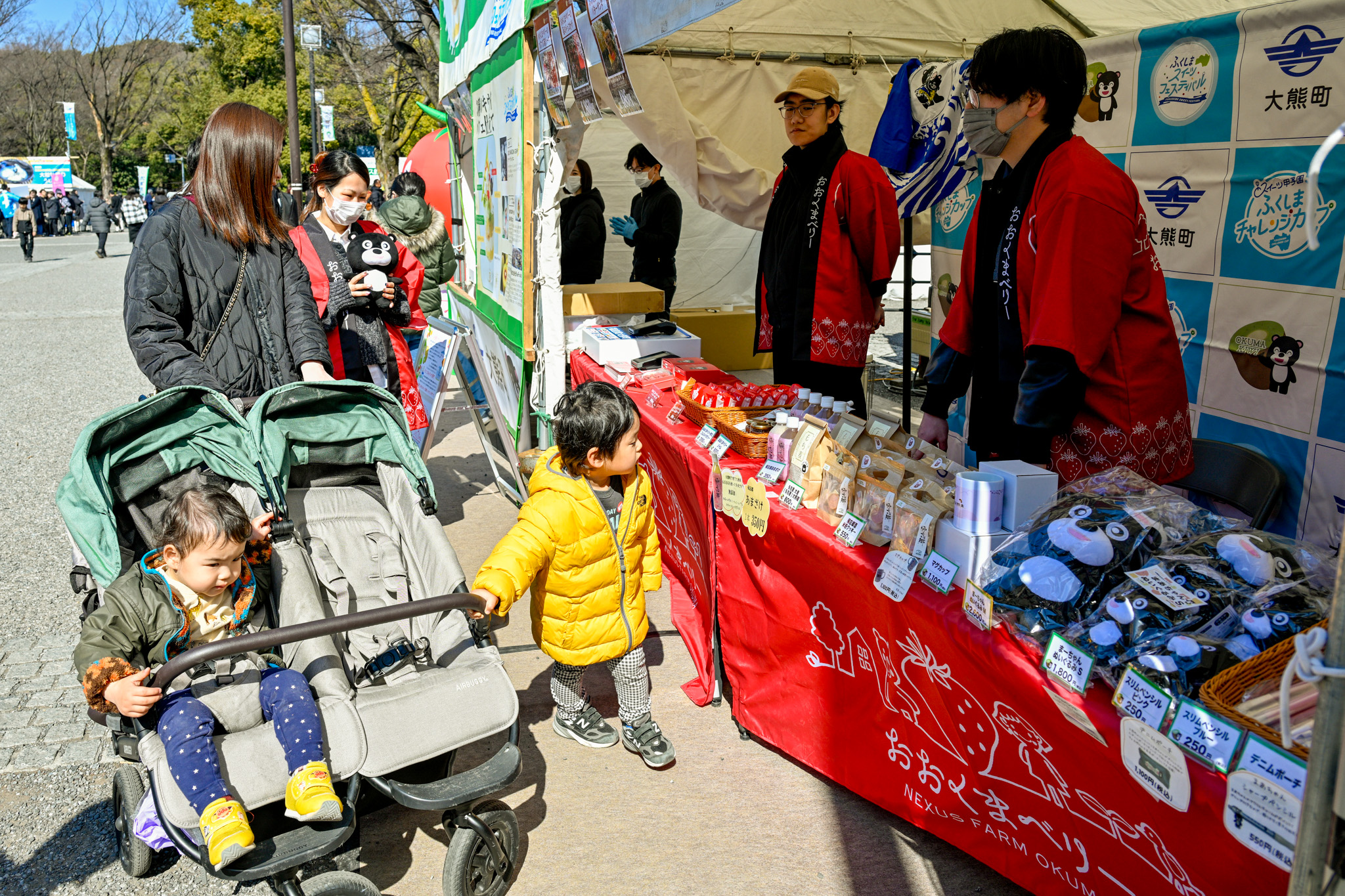大熊町のブース前に集まる来場者に応対する担当者