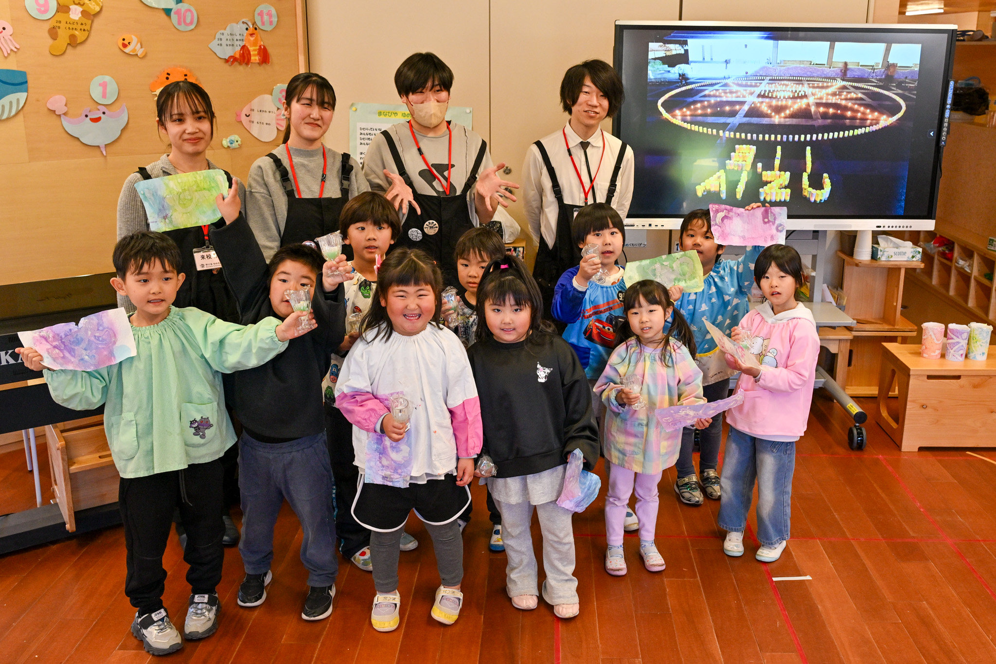 作品を手に記念撮影に納まる園児ら