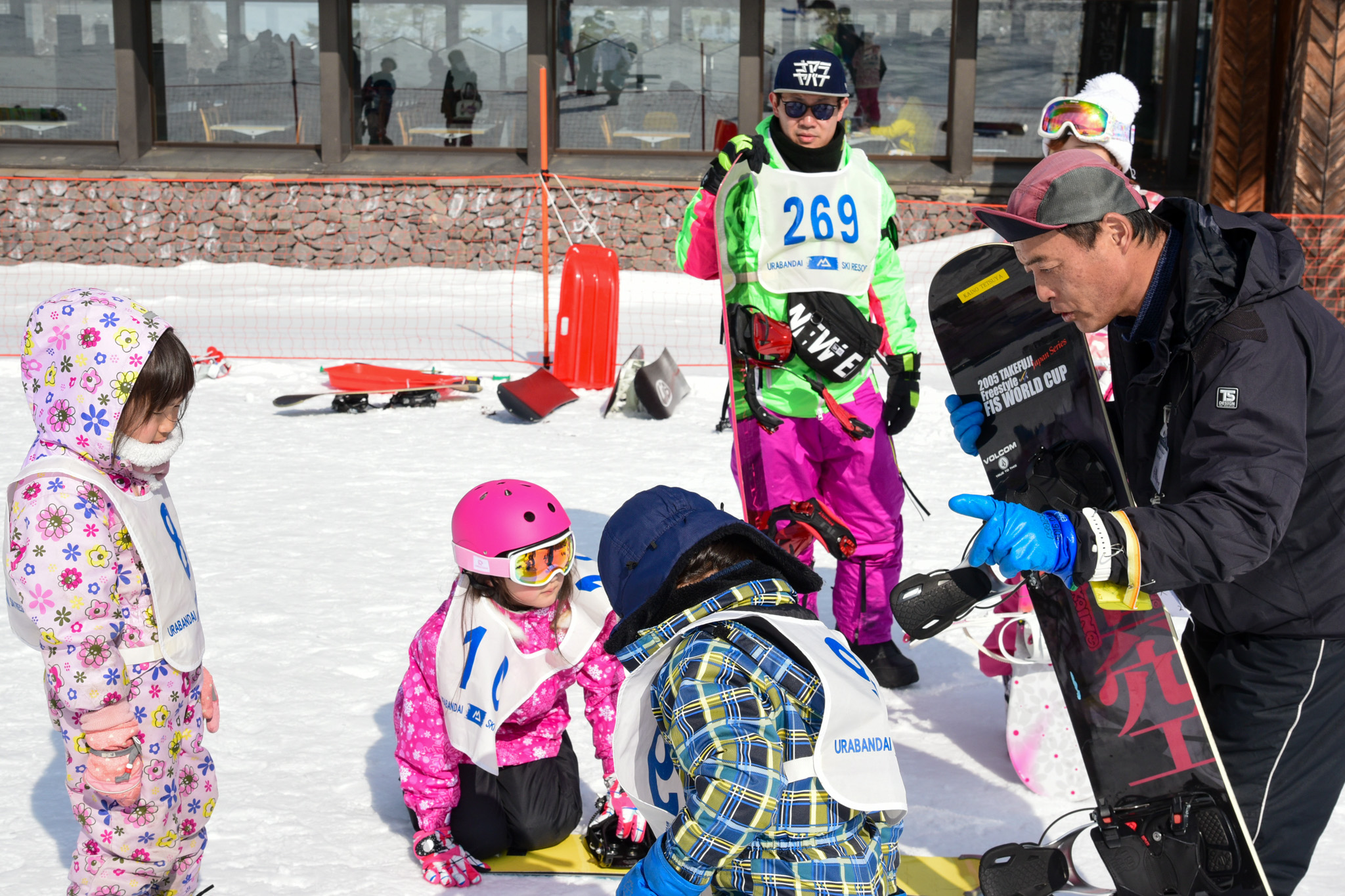 ボードの付け方を教わる参加者ら
