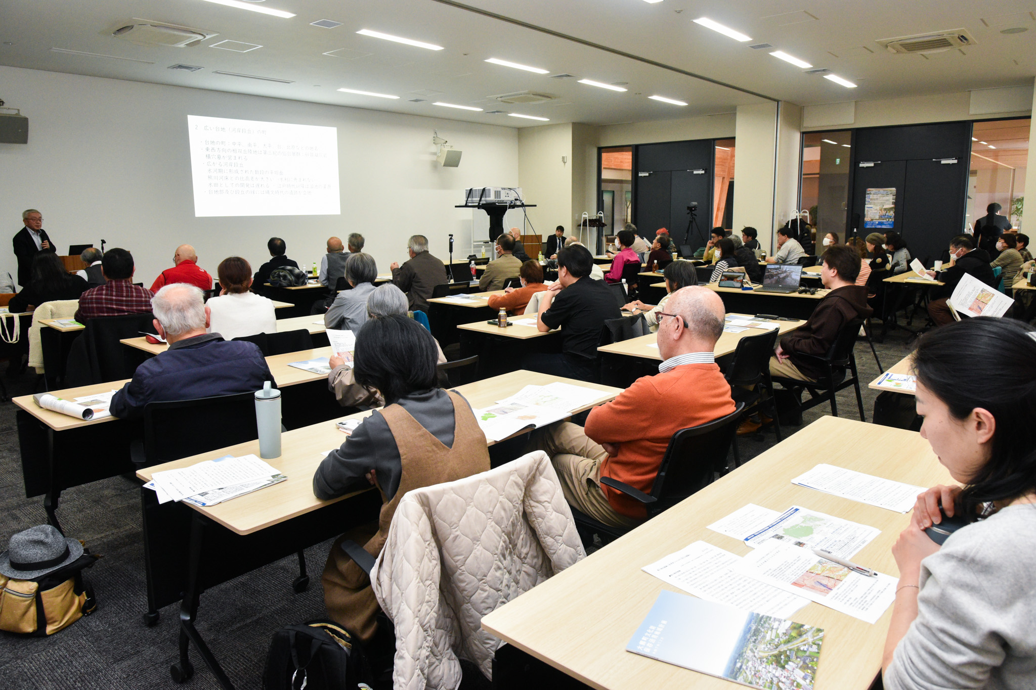 講座を熱心に傾聴する参加者ら