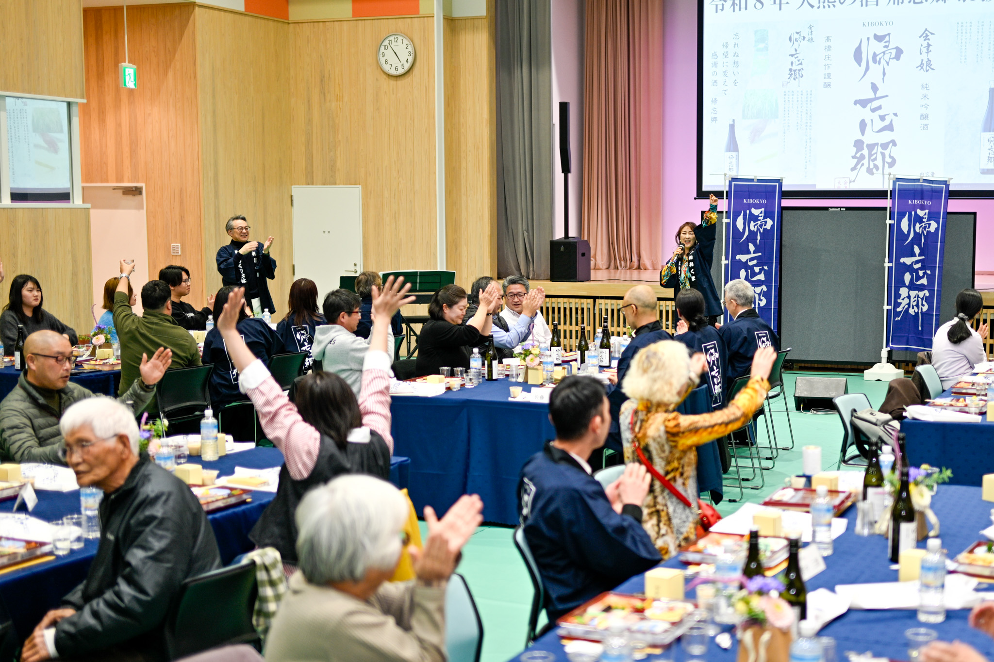 会場を盛り上げた紗羽しゅうこさんのミニライブ