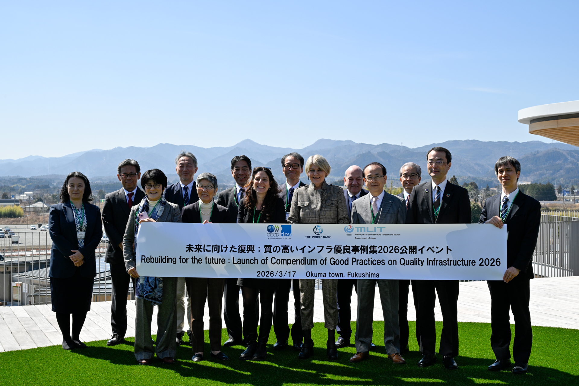 集合写真に納まる関係者ら