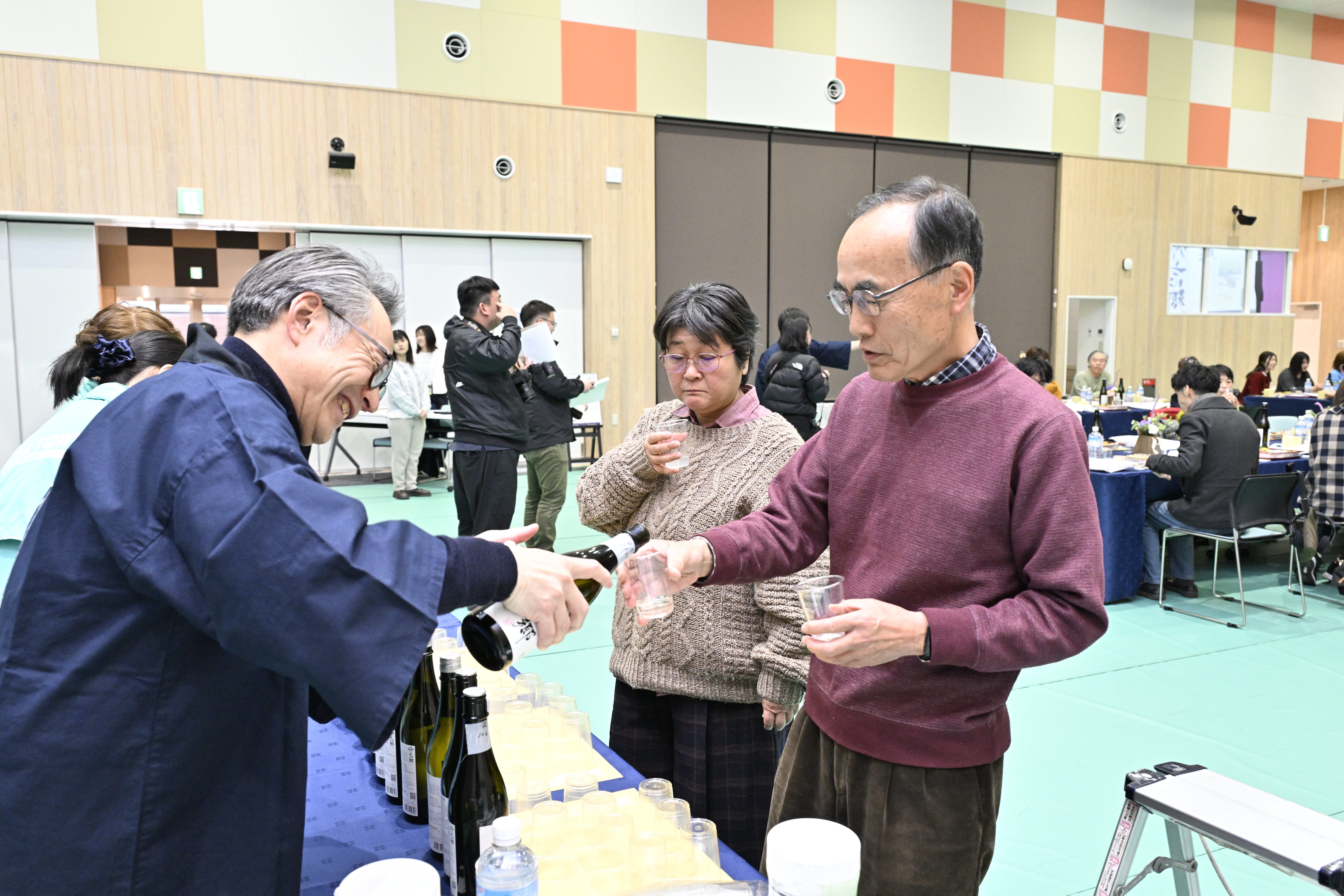 帰忘郷の飲み比べを楽しんだ参加者ら