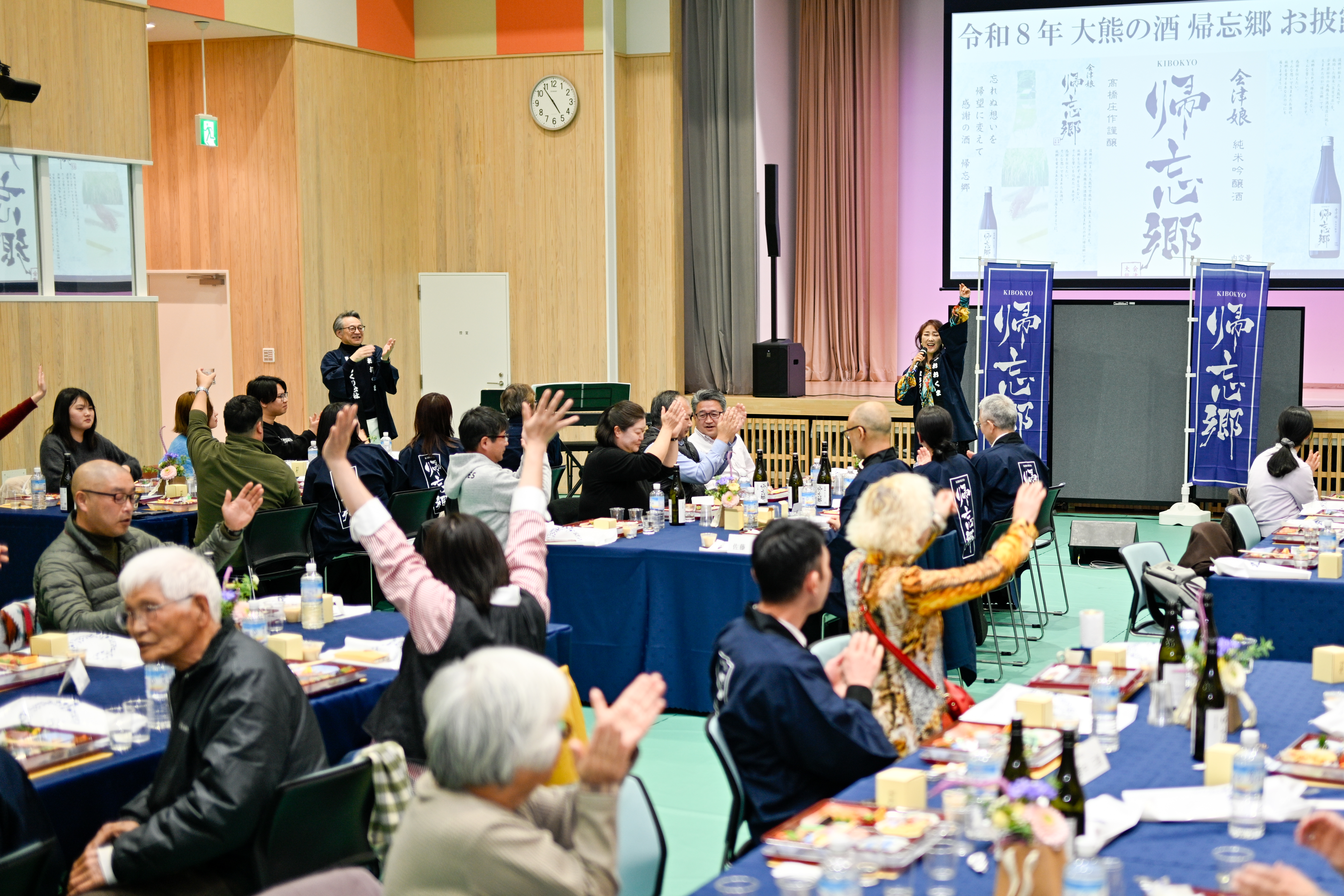 歌謡ショーで会場を盛り上げた、シャンソン歌手の紗羽しゅうこさん