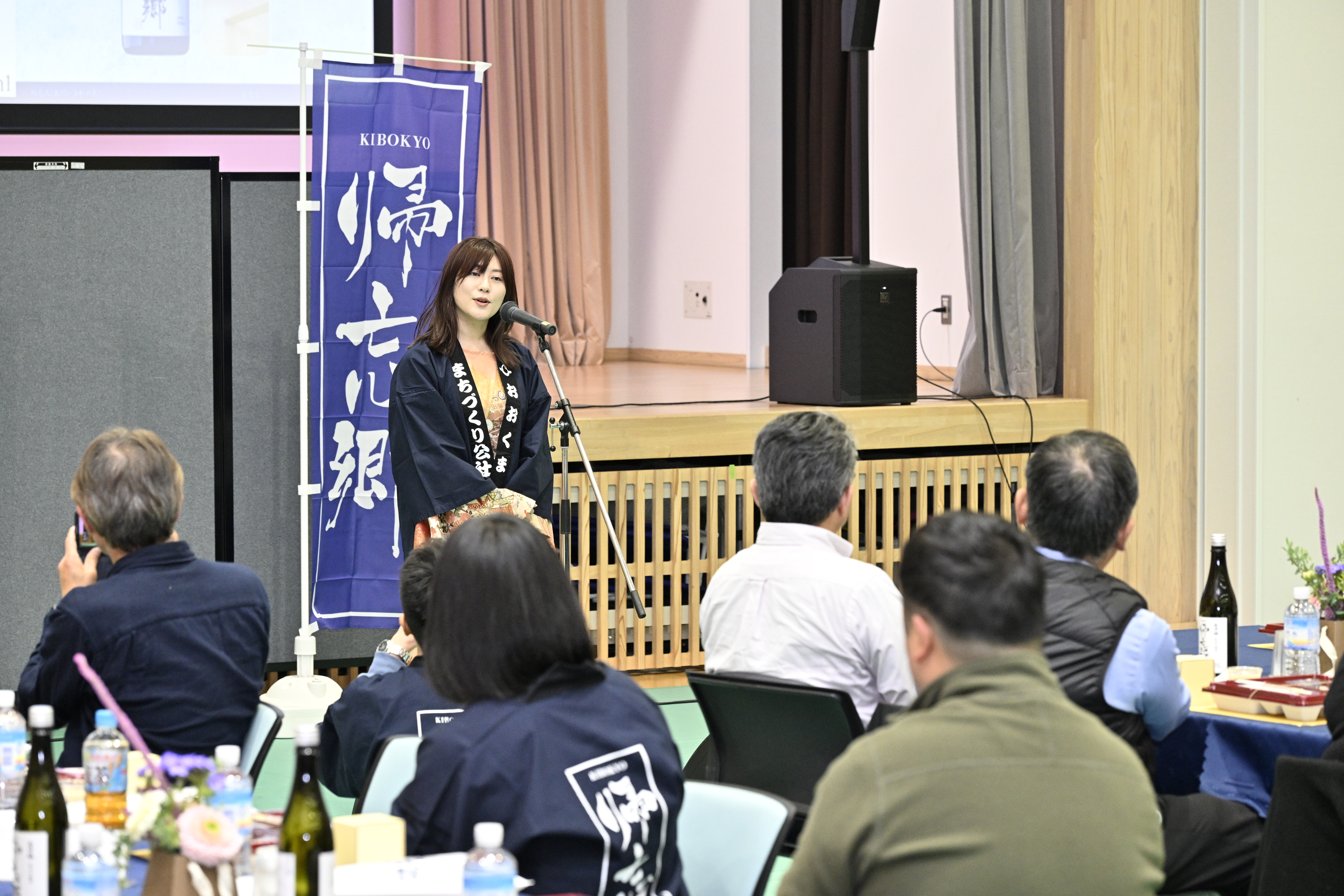 新酒の講評をした、利き酒師でシンガーソングライターの氏家エイミーさん