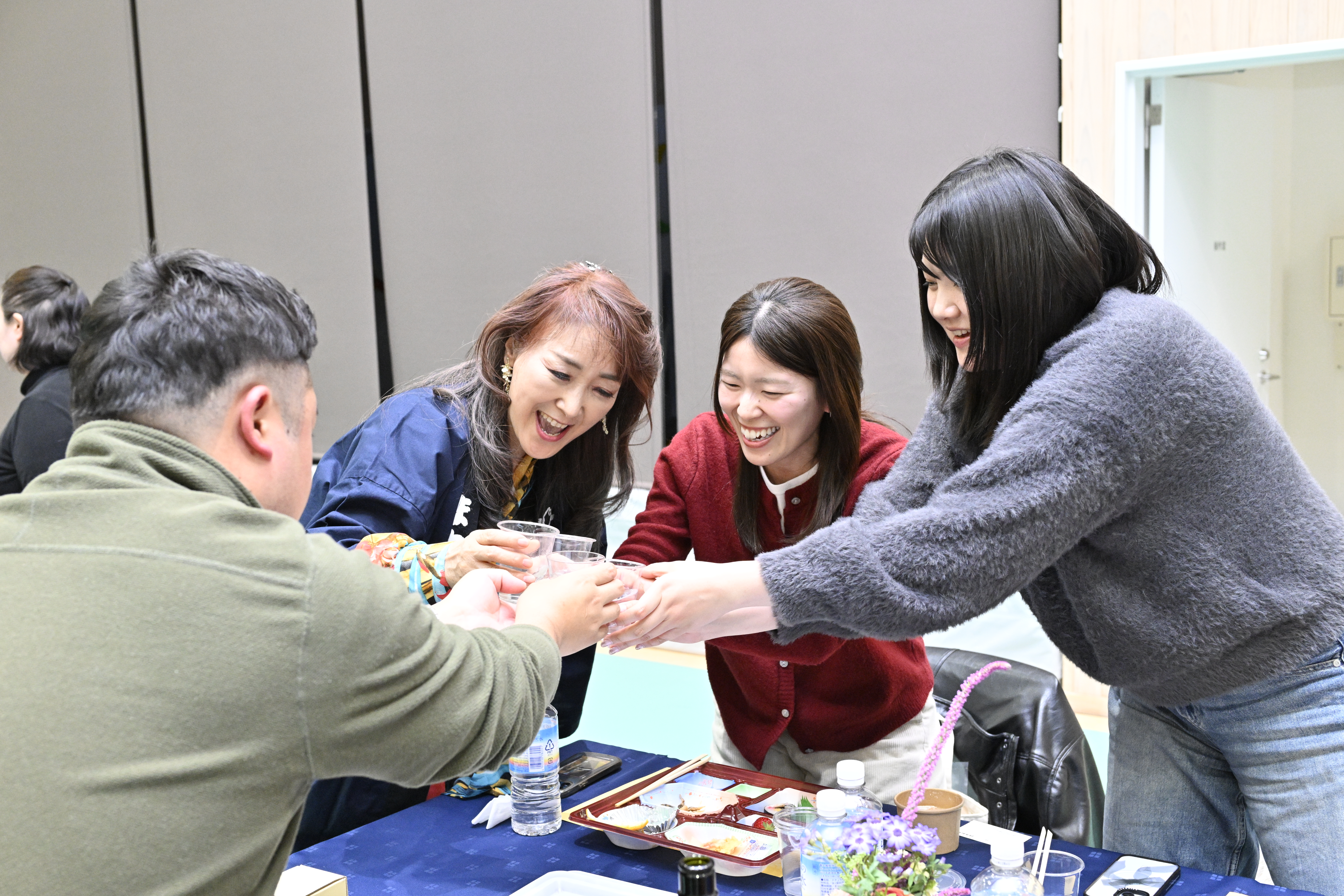 参加者らと交流した紗羽しゅうこさん