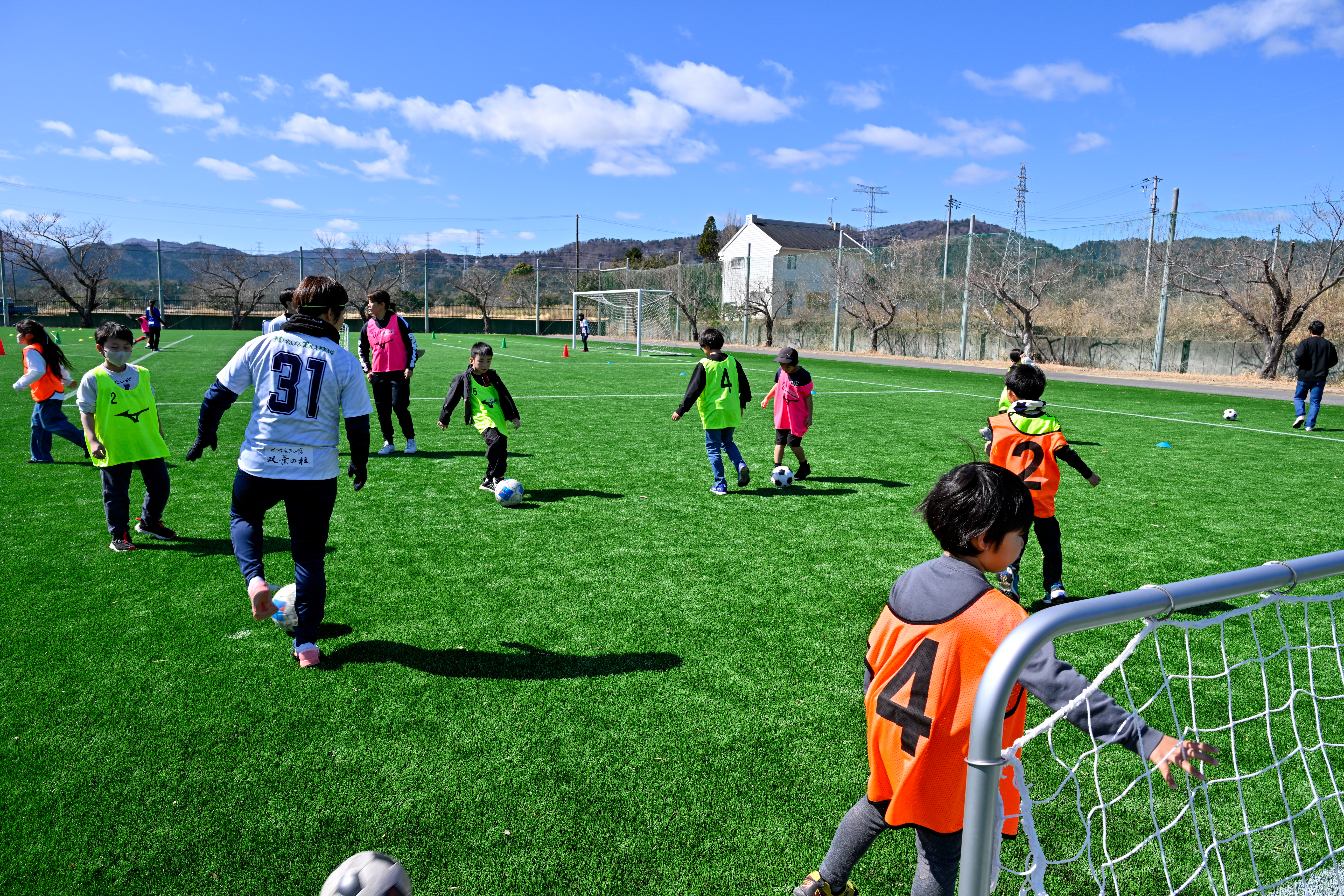 双葉郡を拠点に活動する女子サッカーチーム「FUKUSHIMA WWW.」のサッカー教室