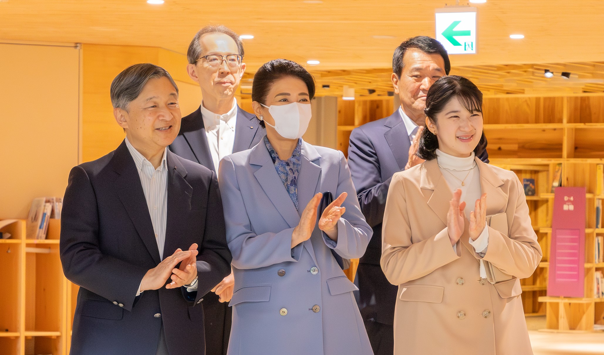 発表に拍手を送るご一家