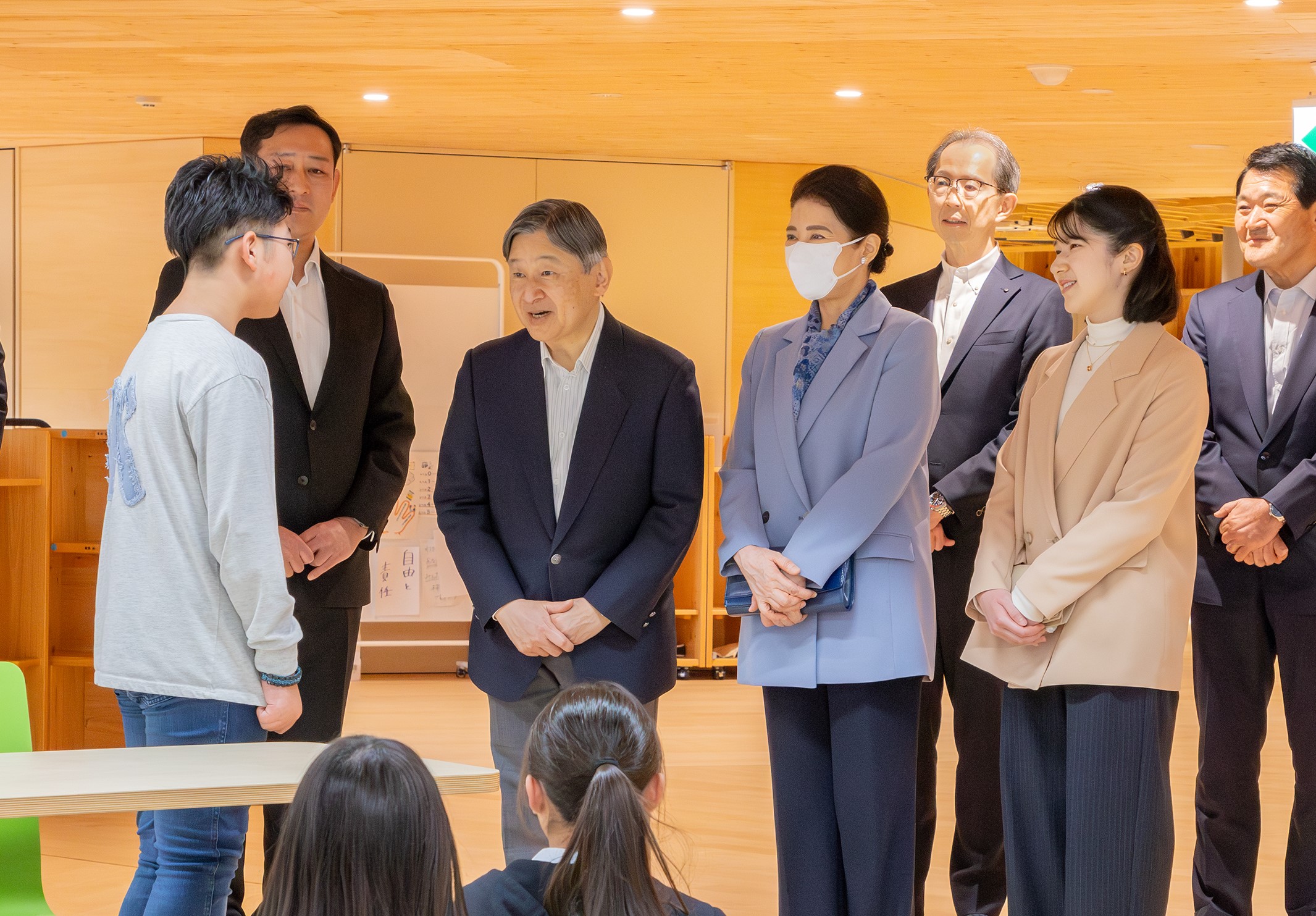 子どもに質問する陛下