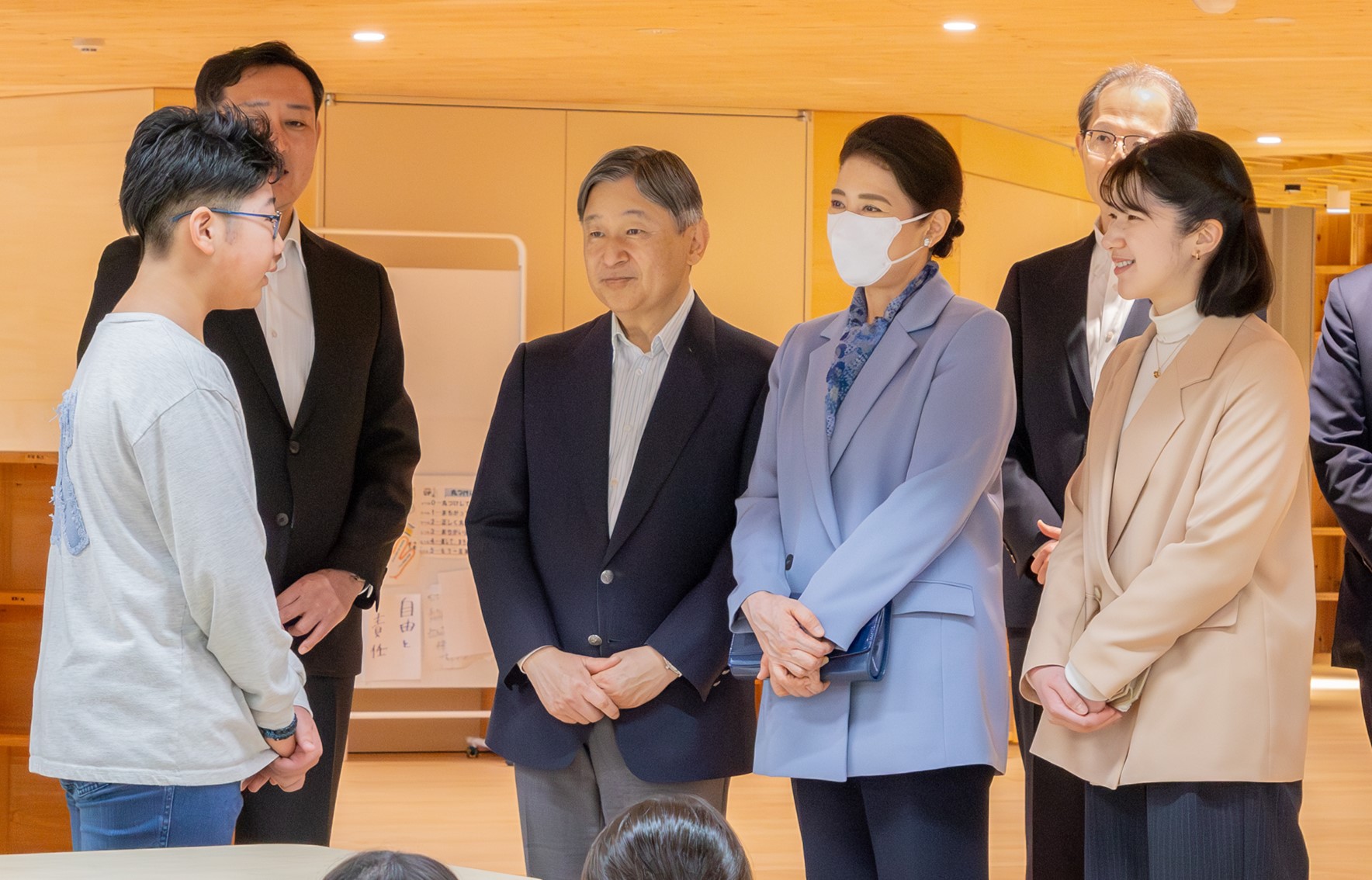 発表した児童と会話するご一家