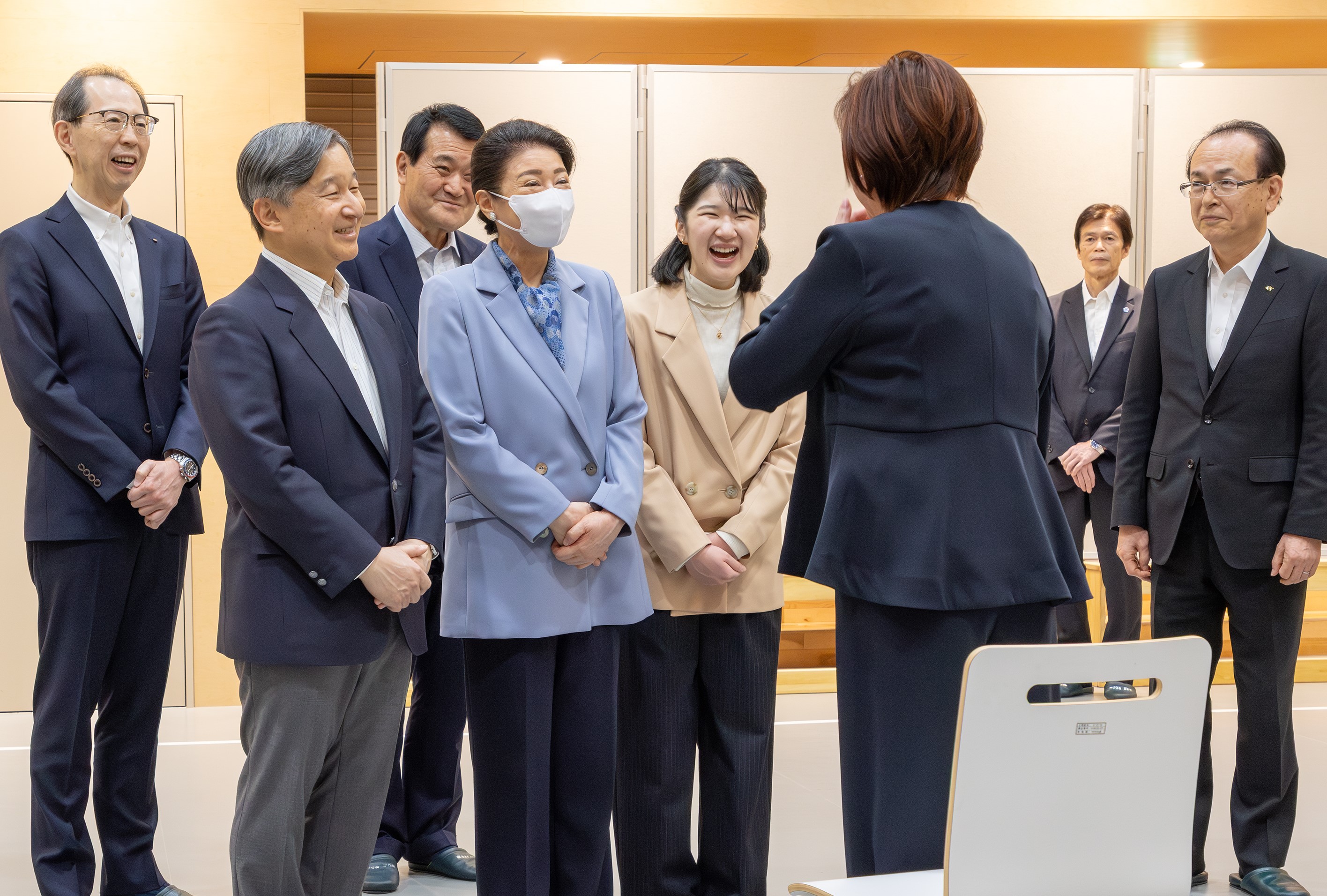笑顔で町民と懇談するご一家