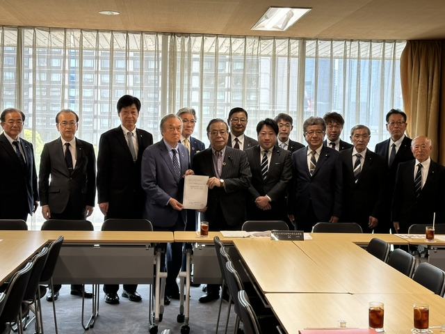自民党