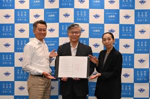 左：NPO法人発達わんぱく会　理事長　小田氏　中：佐藤教育長　右：エフバイタル株式会社　代表取締役　安島氏