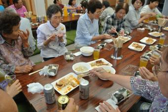 できたての餃子を味わう参加者の写真