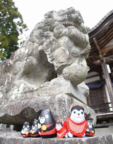 諏訪神社の狛犬と小法師