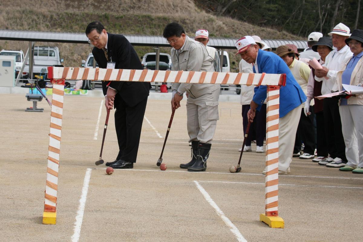 始球式でゲートを狙う渡辺町長ら