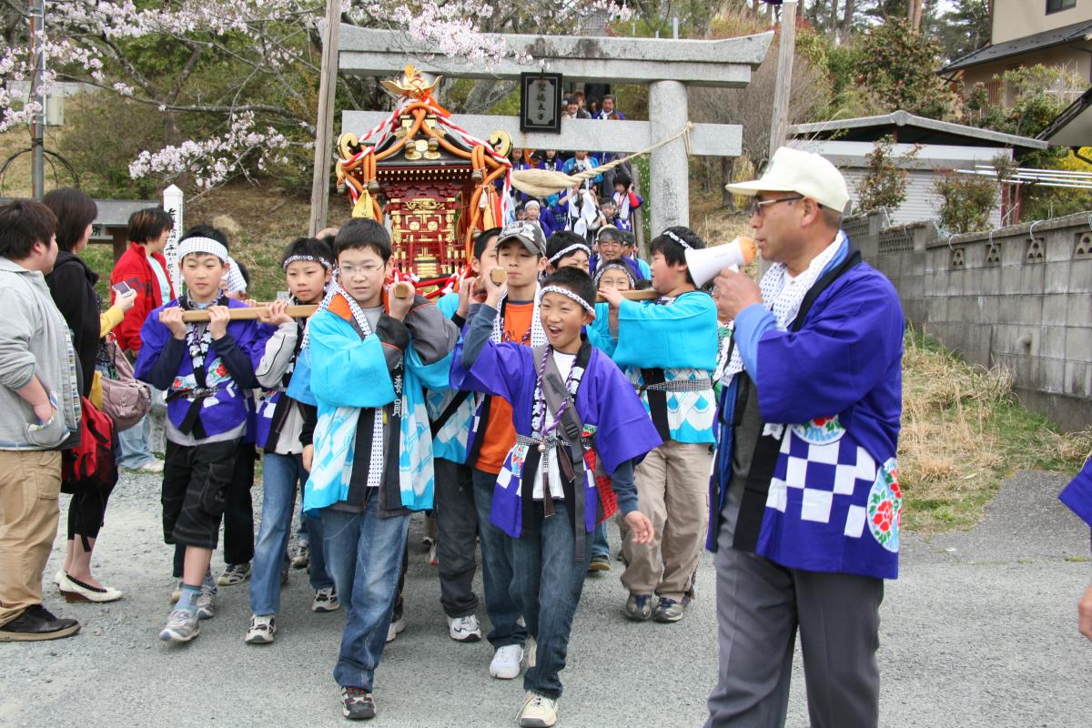 桜の咲く中、神社を繰り出したこども神輿