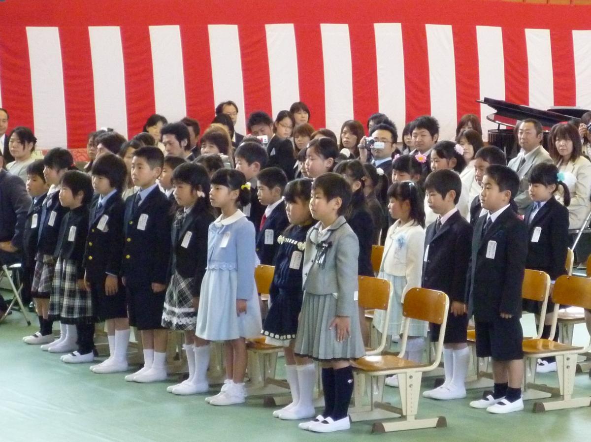 緊張の中にも引き締まった良い表情で式に臨む51人の新入学児童