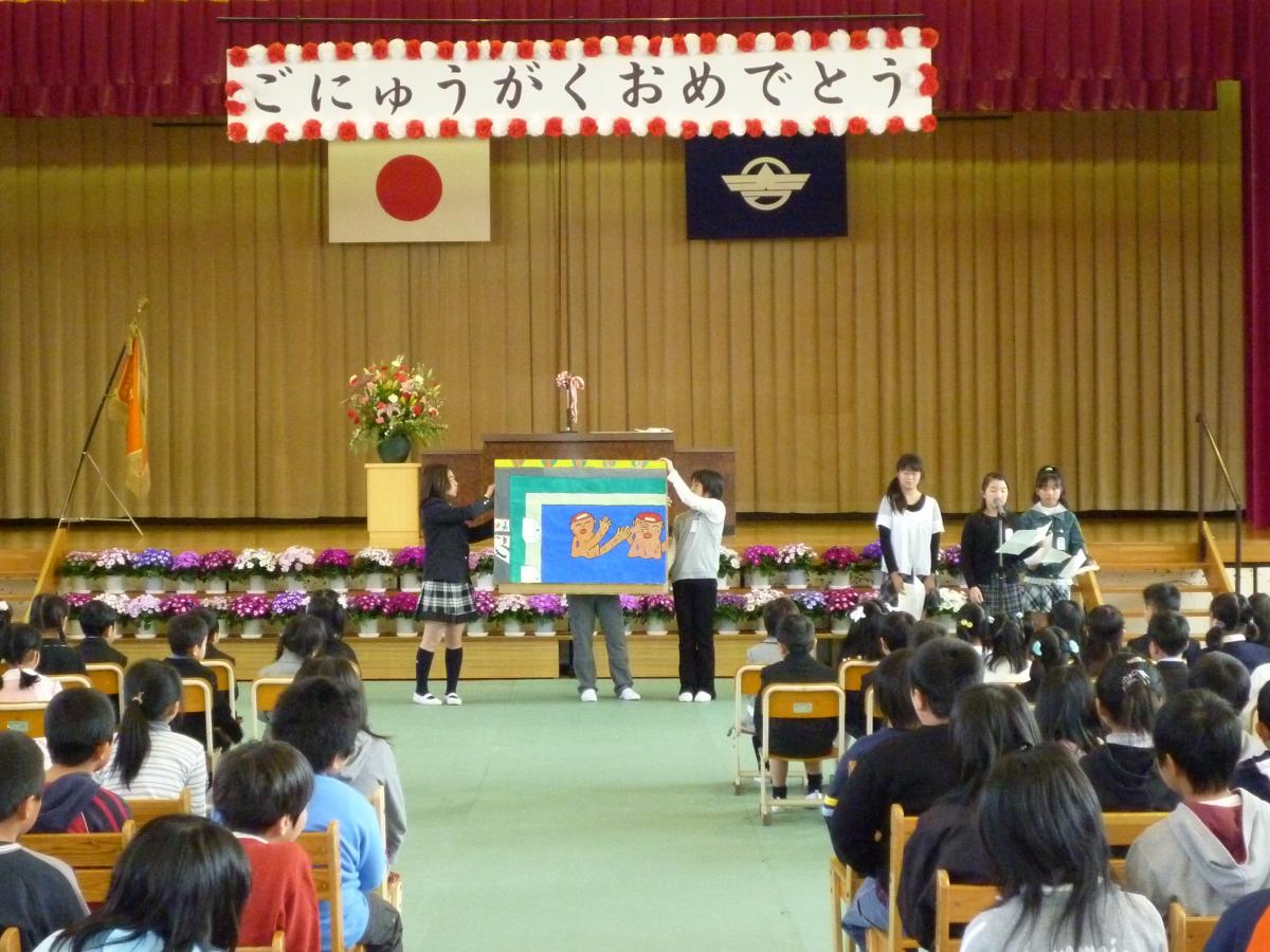 小学校での楽しい行事を新入学児童に説明する高学年の児童