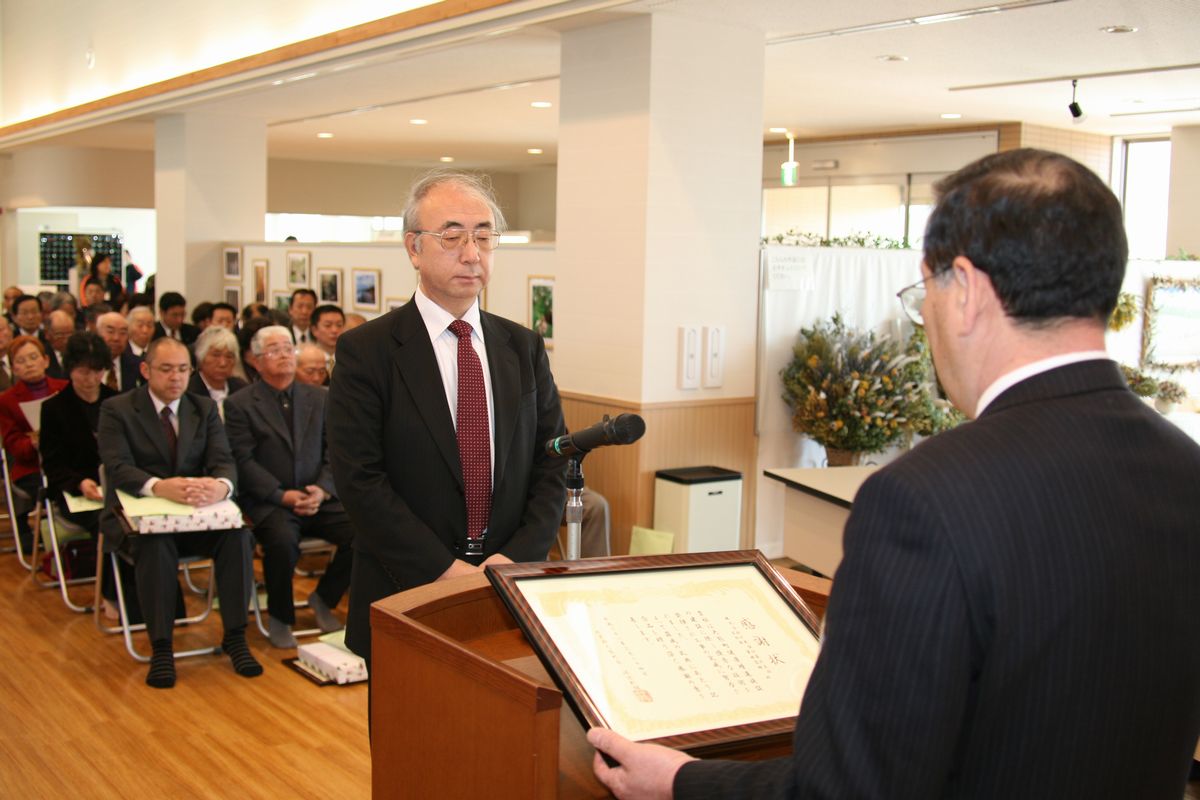 町からの感謝状を受け取る工事関係者