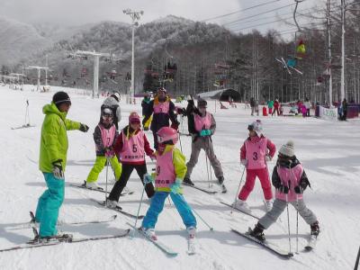 スキーを習う参加者