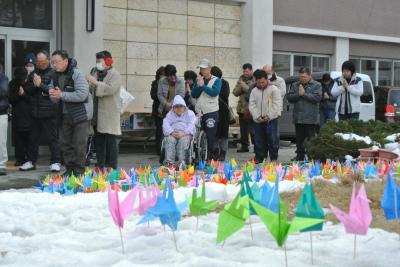 おおくま会津会の復興祭で黙祷をする参加者