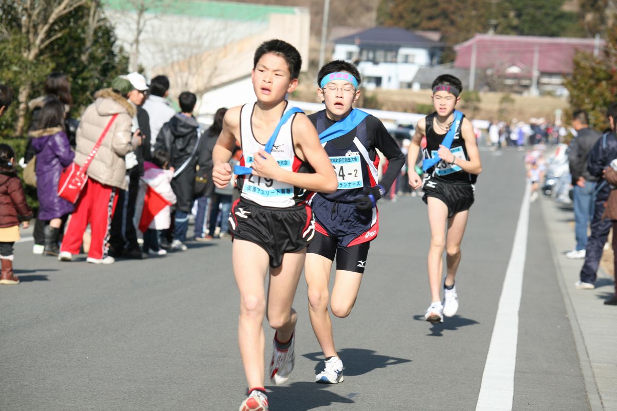 最後の上り坂を登る小学生男子