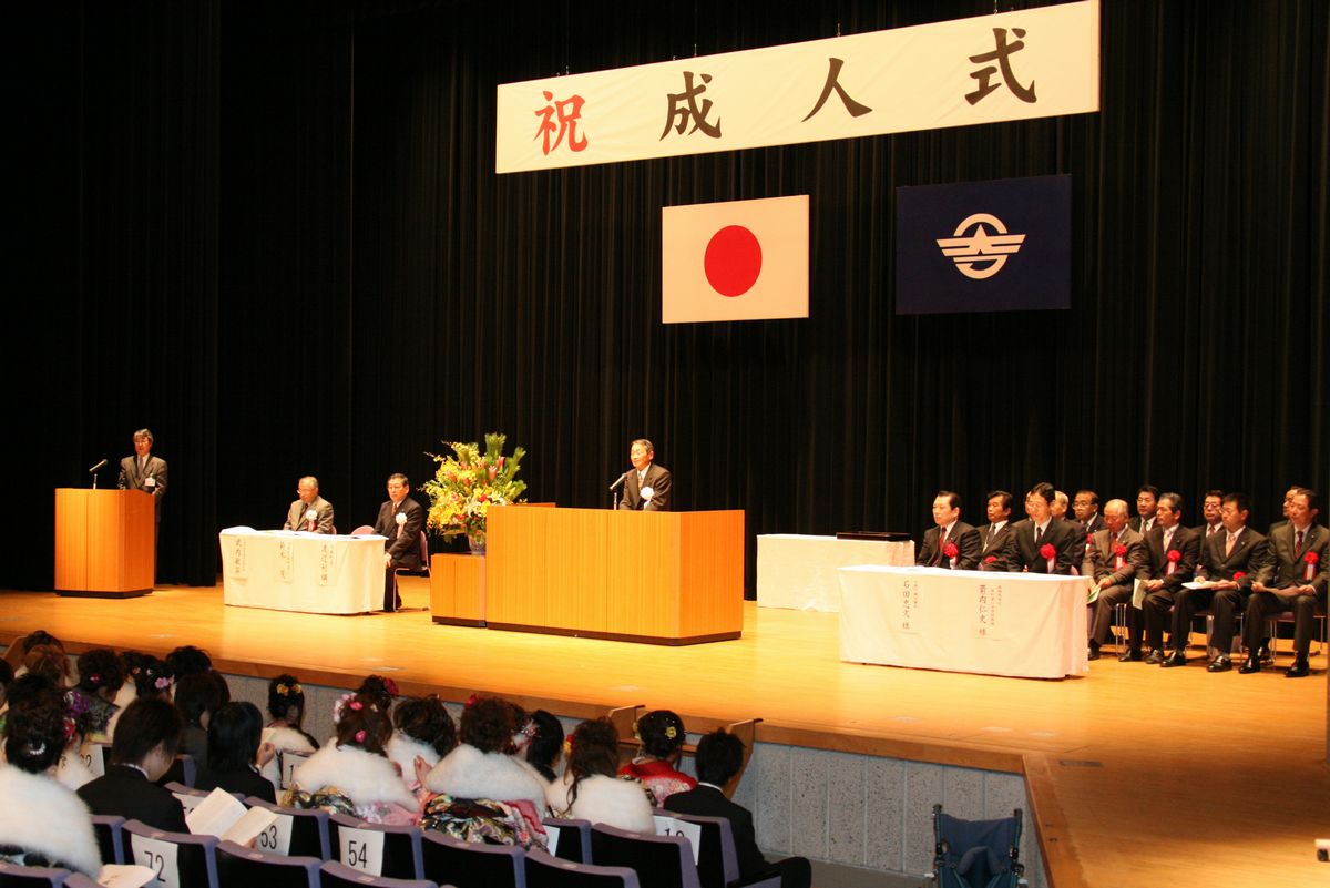 開式の辞を述べる鈴木茂副町長