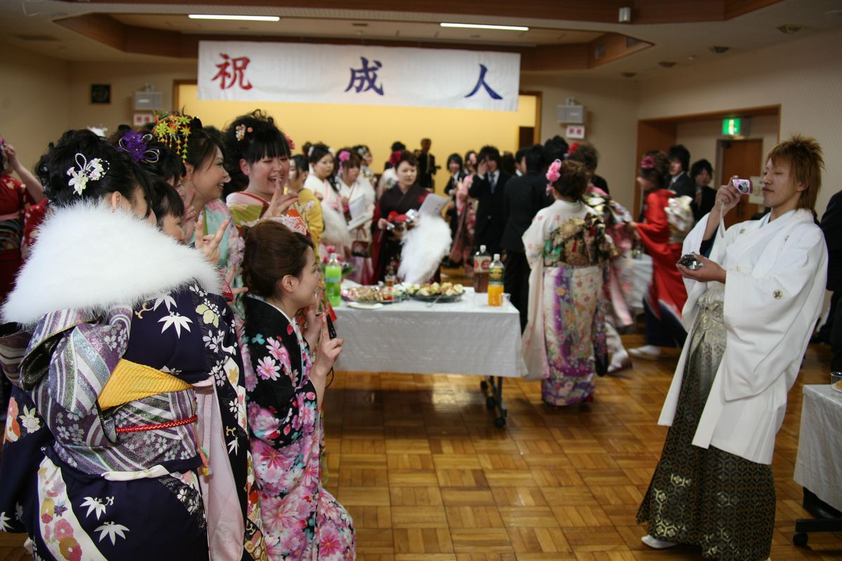 賑やかな懇親会場で自然と笑顔がこぼれる記念撮影