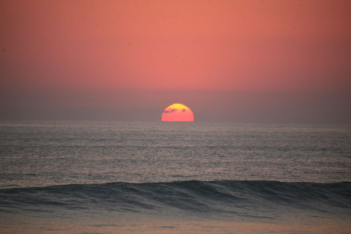 2009年1月1日午前7時2分、水平線から姿を現す太陽