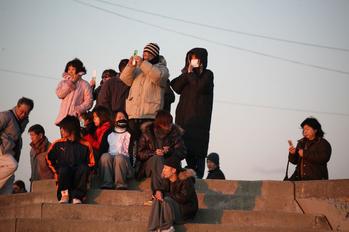 2009年最初の夜明けを見ようと集まった町民たち