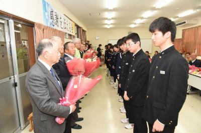 生徒に花束を贈られる支援者の皆さん