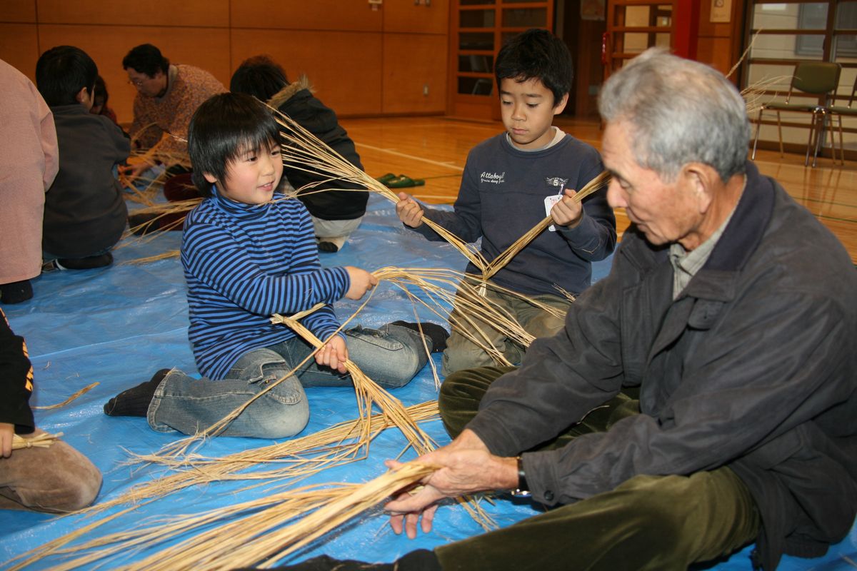 老人クラブ会員の皆さんと交流をはかった児童館利用の子どもたち