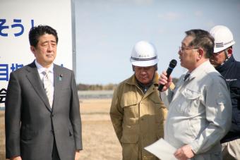 安倍総理に対して取組を説明する渡辺町長の写真