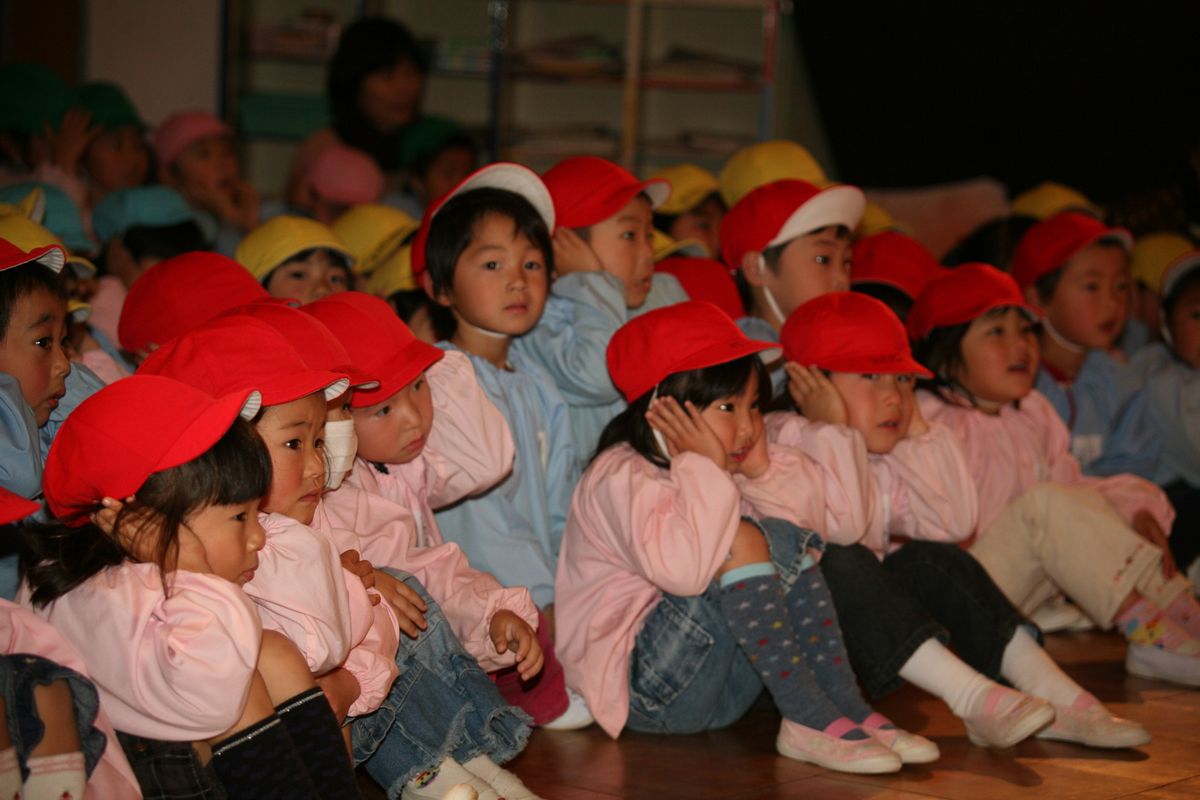 劇が始まる前に司会のお姉さんと一緒に手遊びをした子どもたち