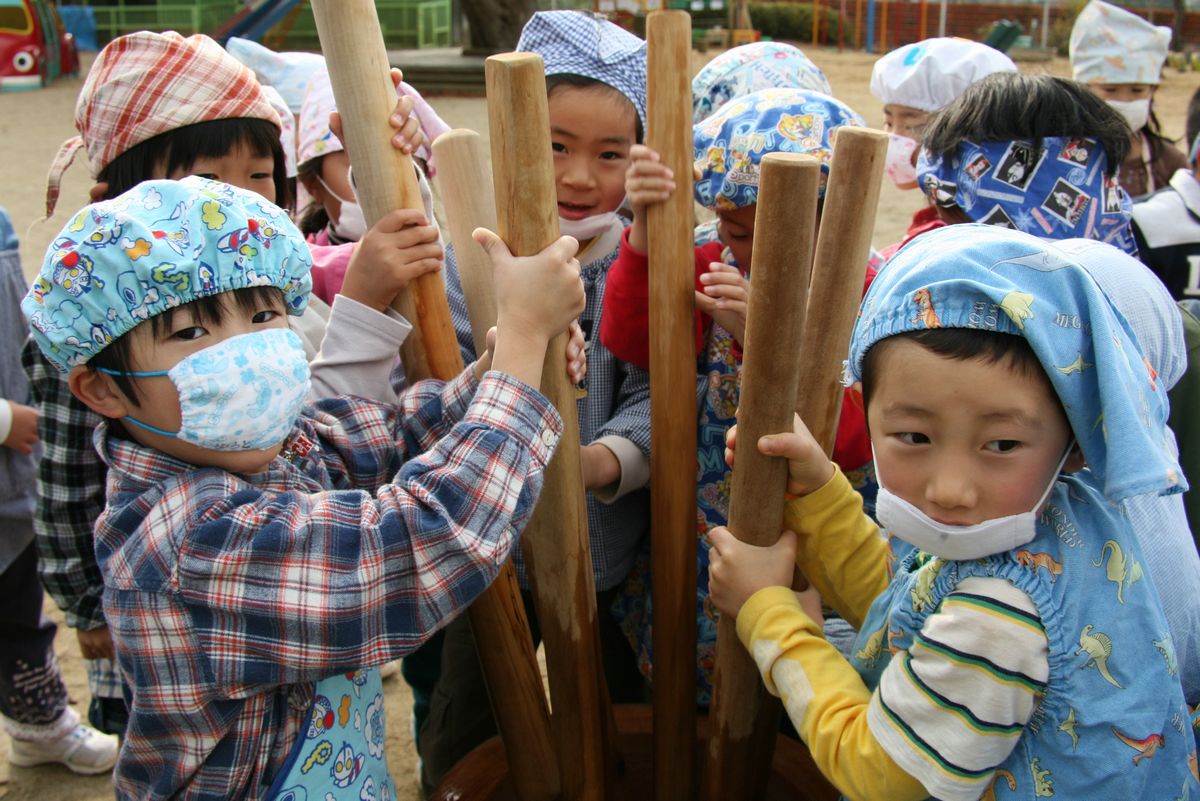 笑顔があふれ、にぎやかにもちをつく子どもたち