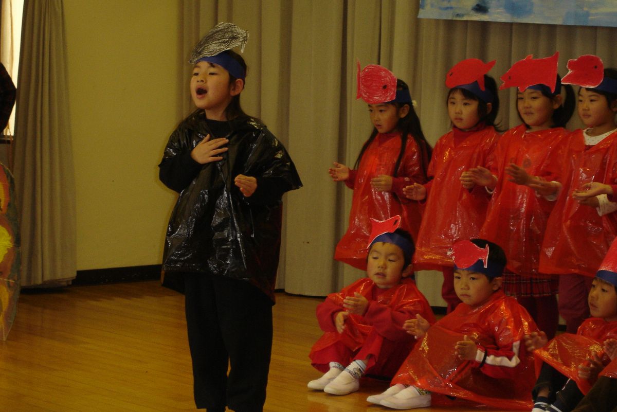 「スイミー」を元気いっぱいに披露した子どもたち