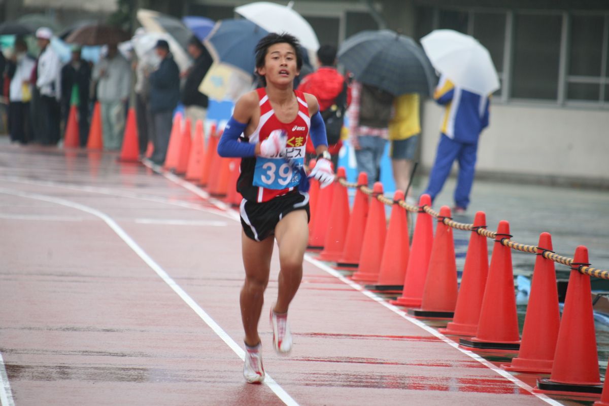 雨の中を懸け抜ける町の選手