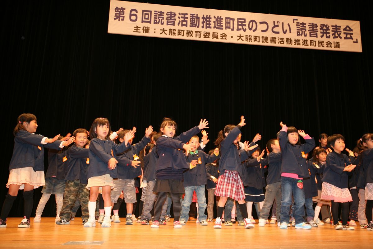 物語を全身で表現する熊町幼稚園児一同