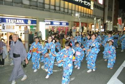会津磐梯山踊りの輪に入って踊る町民ら