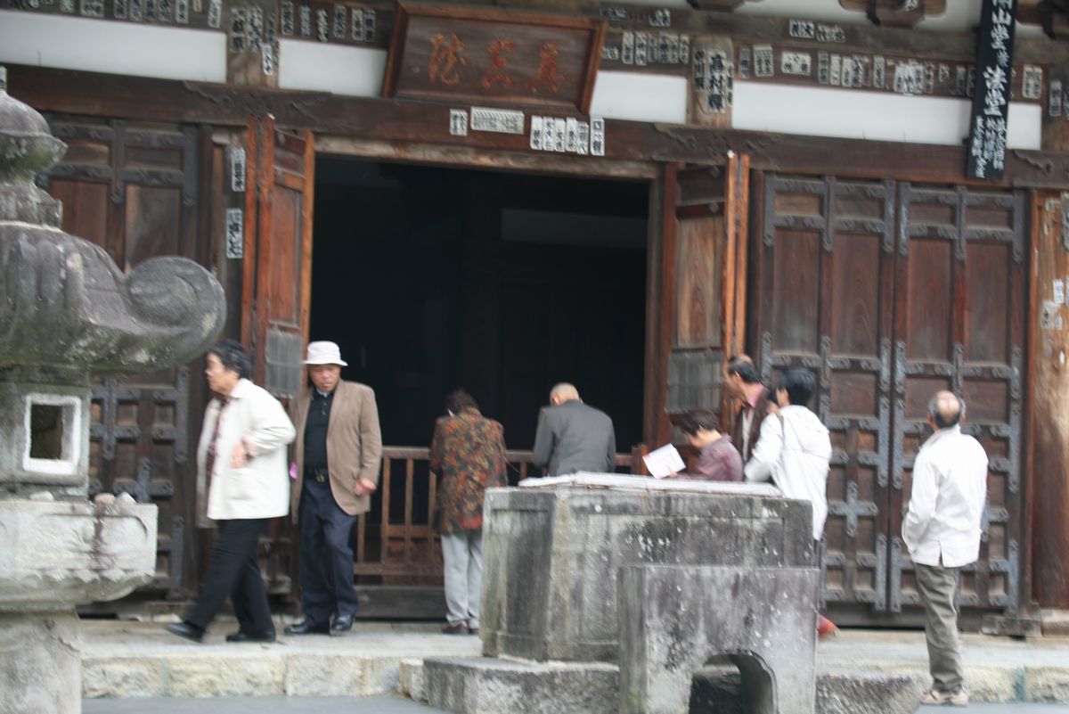 乾徳山恵林寺で記念撮影のあと、自由散策をする参加者