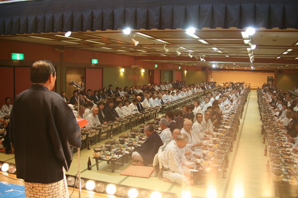 あいさつをする石田町議会議長と一同に会した358名の参加者