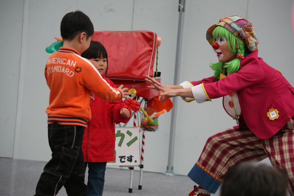 ショーを披露したピエロとじゃんけんをしてニコニコ笑顔の子どもたち